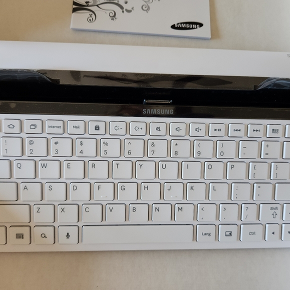 Samsung Galaxy Tab 10.1 Keyboard Dock w/ Bonus Connection Kit/Card Reader - Picture 6 of 9